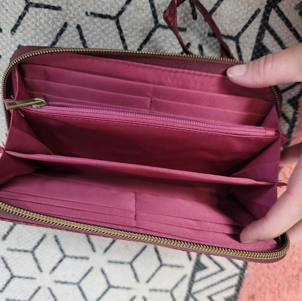 TRAVELON MAROON FLORAL FULL ZIPPER WALLET w WRISTLET